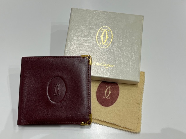 写真：カルティエ 二つ折り財布