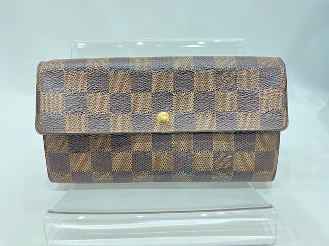 写真：Louis Vuitton ヴィトン ダミエ ポルトモネ