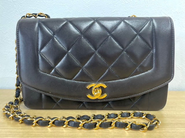 写真：CHANEL　シャネル　マトラッセ　ダイアナ　チェンショルダーバッグ