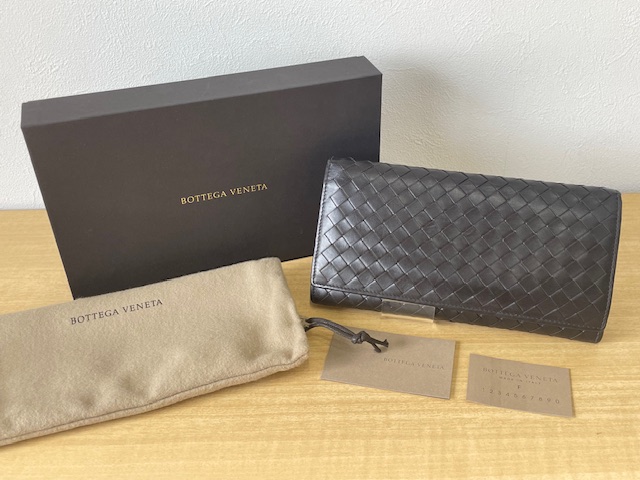 写真：ボッテガヴェネタ　イントレチャート　長財布