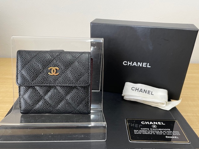 写真：CHANEL　シャネル　キャビアスキン　二つ折り財布