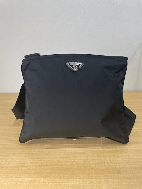 写真：PRADA　プラダ　ナイロンショルダーバッグ
