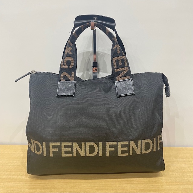 写真：FENDI　フェンディ　ナイロントートバッグ