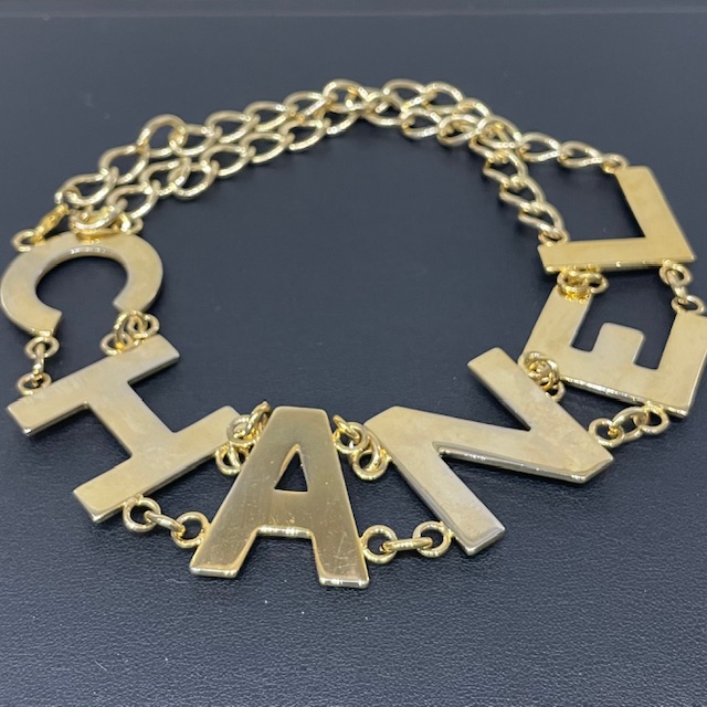写真：CHANEL　シャネル　ロゴチョーカー