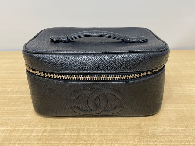写真：CHANEL　シャネル　ココマーク　キャビアスキン　バニティバッグ