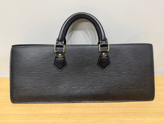 写真：Louis Vuitton　ルイヴィトン　エピ　サック・トリアングル