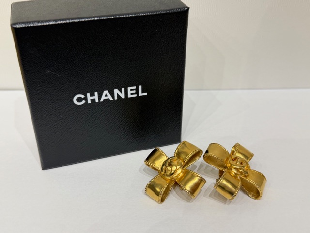 写真：CHANEL　シャネル　ココマーク　リボン　イヤリング