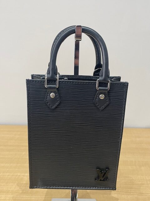 写真：Louis Vuitton　ルイヴィトン　エピ　プティット・サックプラ