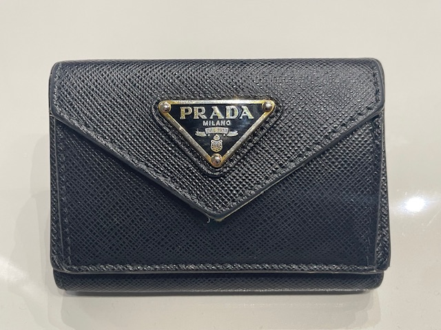 写真：PRADA　プラダ　三角ロゴ　3つ折り財布