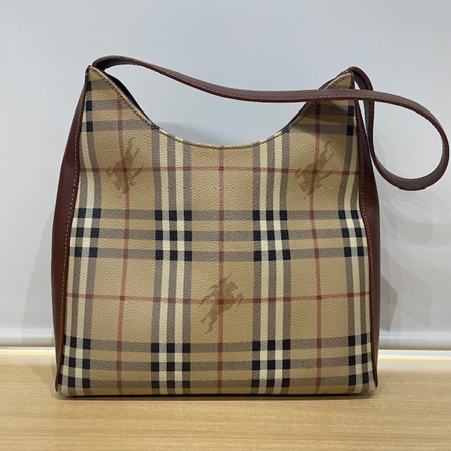 写真：Burberry　バーバリー　ノバチェック　ワンショルダーバッグ