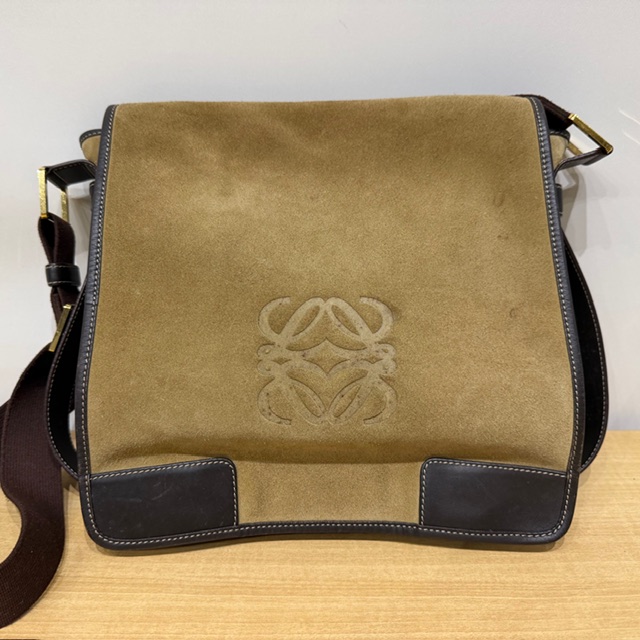 写真：LOEWE　ロエベ　アナグラム　スエード　ショルダーバッグ