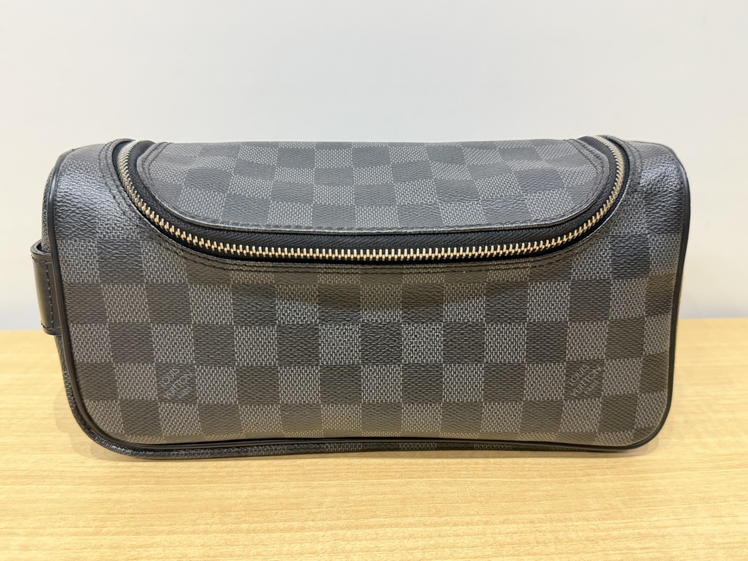 写真：Louis Vuitton　ルイヴィトン　ダミエグラフィット　トワレ・ポーチ