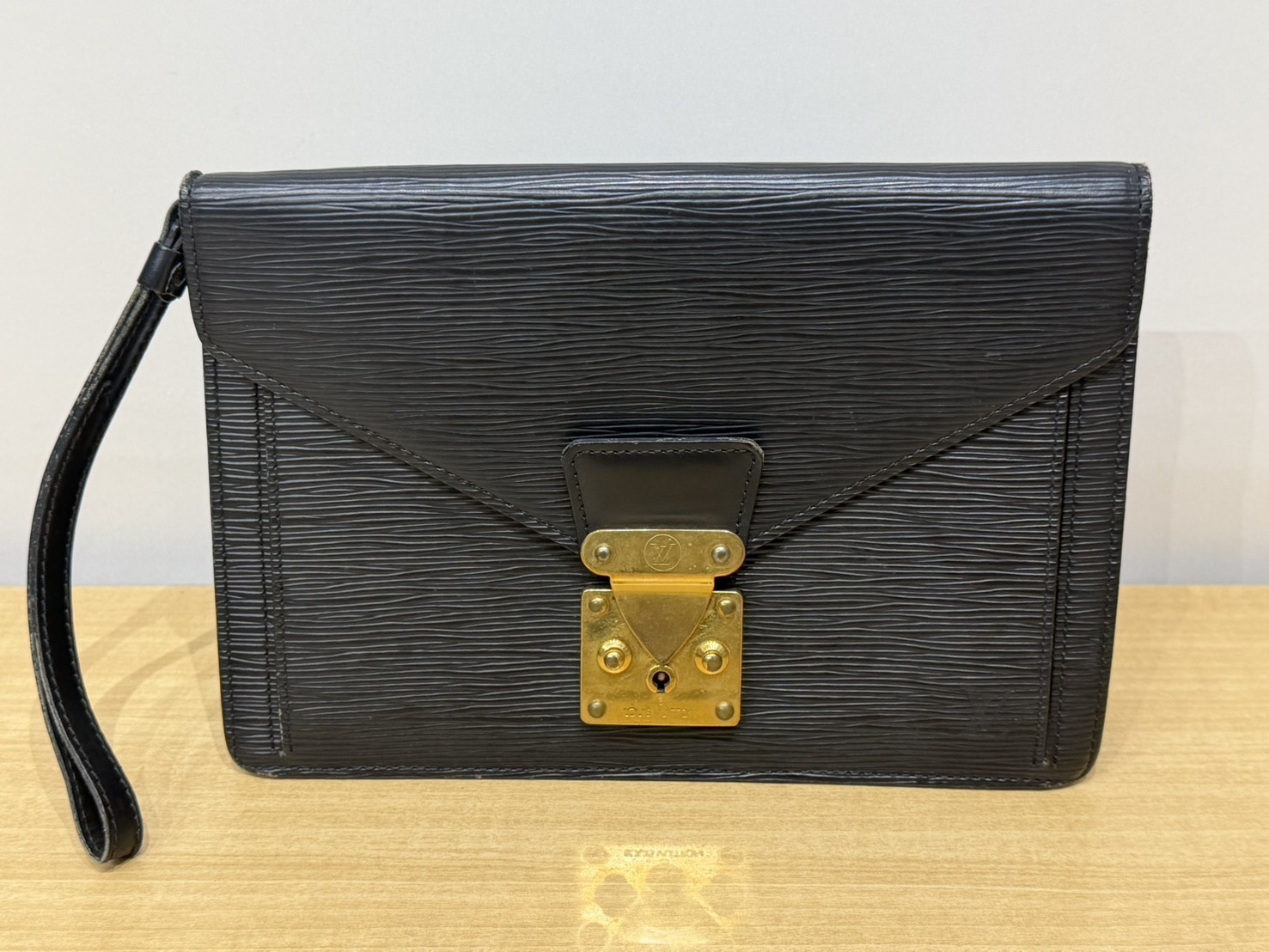 写真：Louis Vuitton　ルイヴィトン　エピ　ポシェットセリエドラゴンヌ